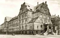 Das Hauptportal der Industrieschule mit angrenzendem Chemiegebäude