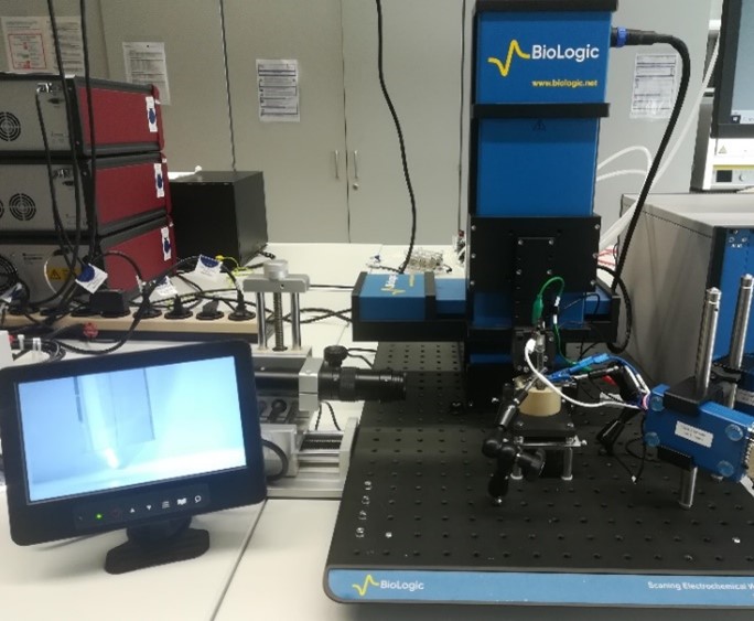 Von links nach rechts: Videokamera und elektrochemisches Rastersondenmikroskop der Firma BioLogic Science Instruments